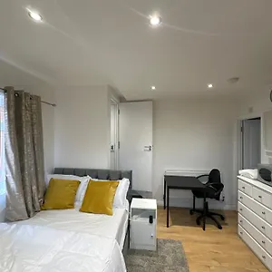 1st-studio-flat-with-full-private-toilet-and-shower.brighton-hotels-england.com/
