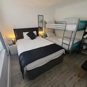 gatwick-big-room-up-to-4-guests-fully-furnished.brighton-hotels-england.com/
